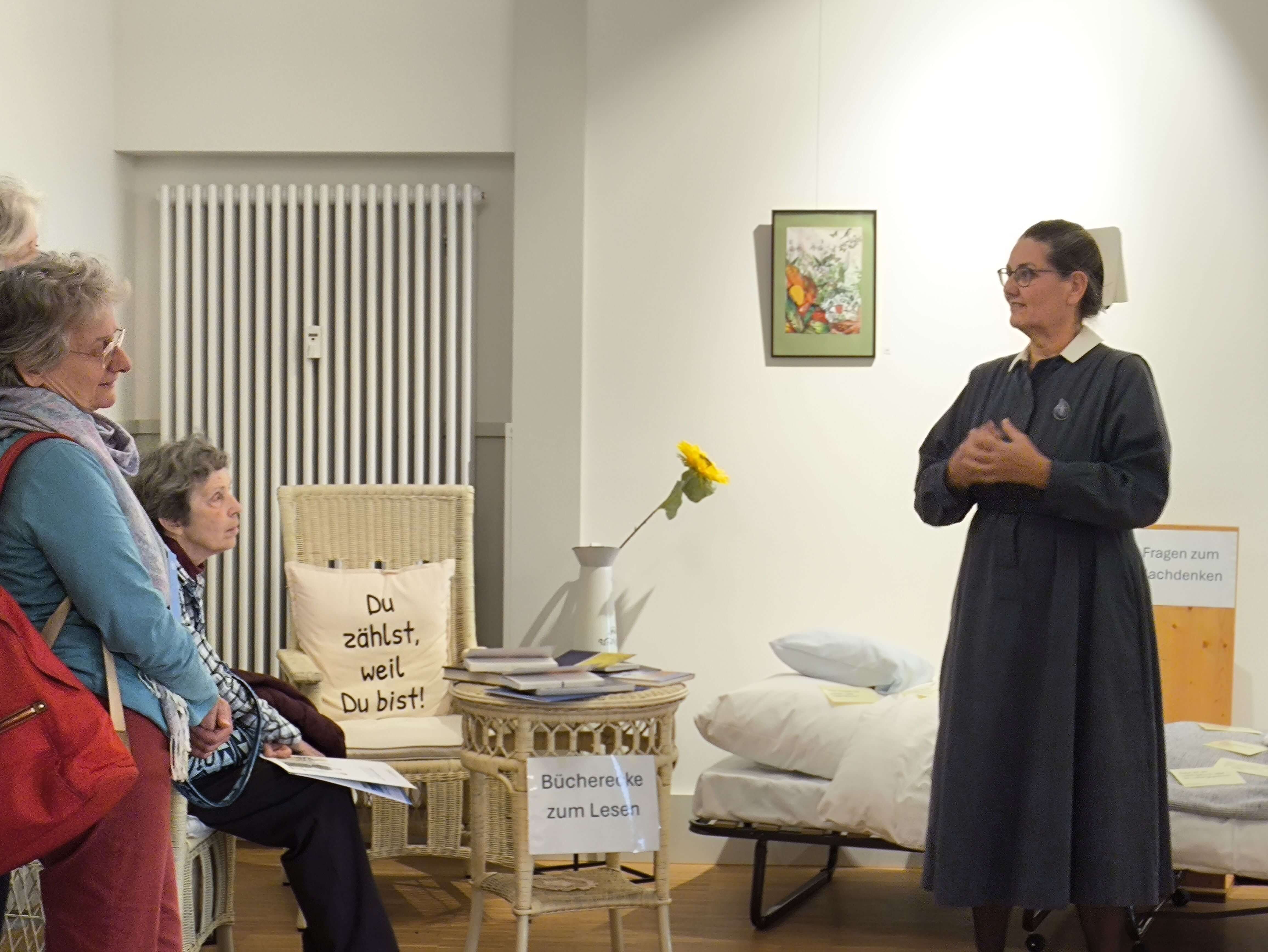 Sr. Beatrice Schweizer beim Rundgang